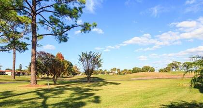 Golf Course View 2 Bedroom 2 Bath Condo!
