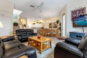 Villa | Wohnzimmer | Flachbildfernseher, DVD-Player