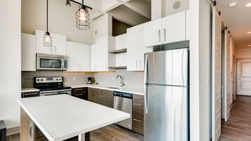 Apartamento superluxo | Cozinha privada | Geladeira, micro-ondas, fogão, cooktop