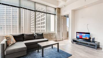 Apartamento superluxo, 2 quartos | Área de estar | Smart TV