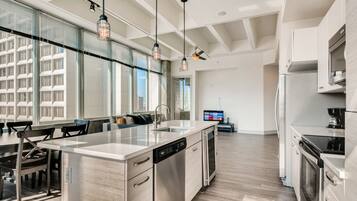 Apartamento superluxo, 2 quartos | Cozinha privada | Geladeira, micro-ondas, fogão, cooktop