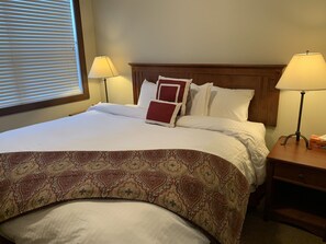 1 bedroom, iron/ironing board, travel crib, free WiFi - Silver Rock Condos l 1 Bedroom l Sleeps 3 Adults (Fernie)