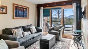Living area - Cozy Wildernest Retreat w/ Mountain Views + Pool & Hot Tub (Silverthorne)