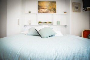 1 chambre, fer et planche à repasser, draps fournis