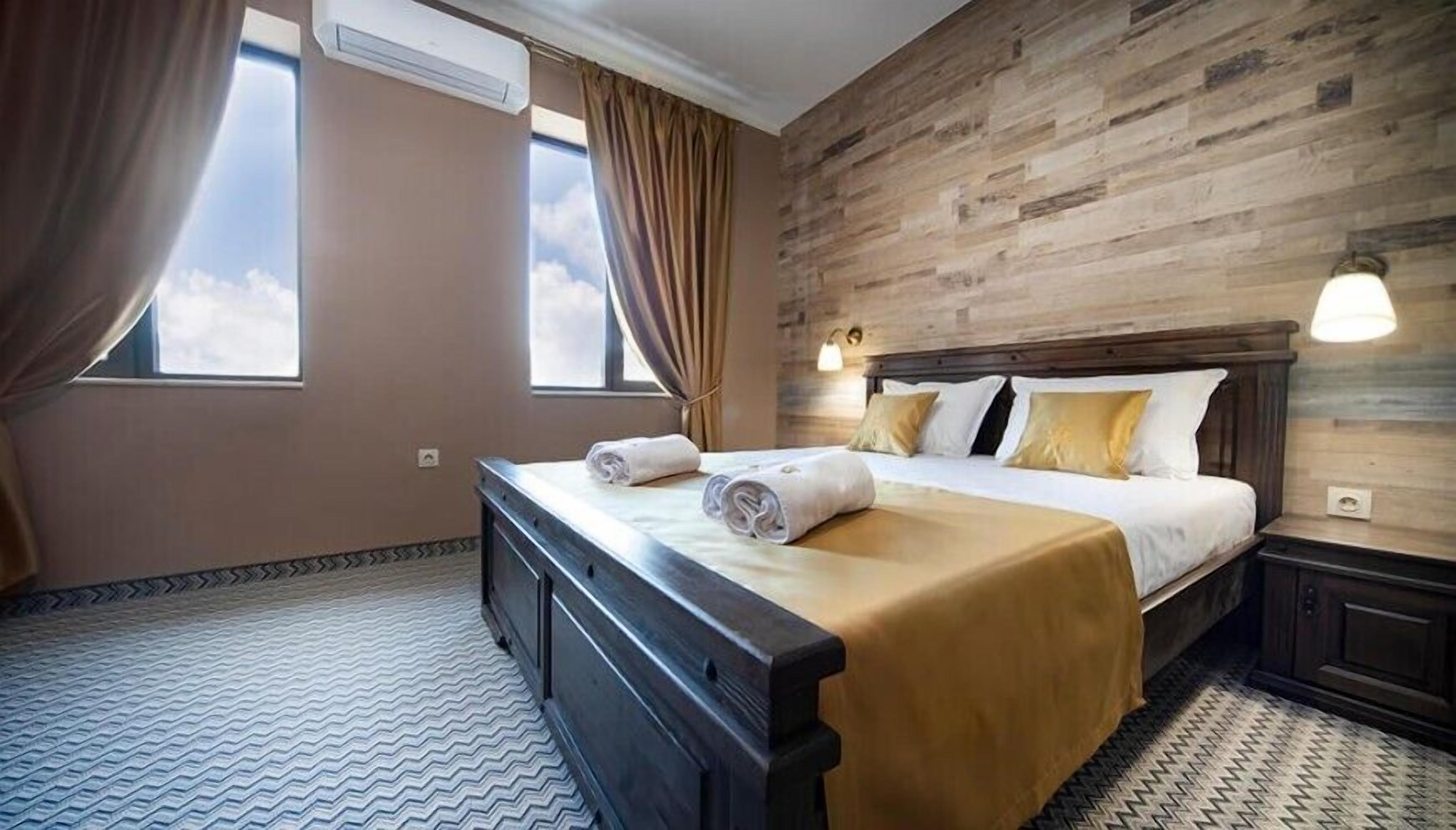Premium Double Room | Hypo-allergenic bedding available, memory foam beds, desk