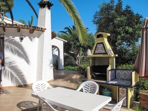 Outdoor dining - Stunning private villa for 4 guests with WIFI, private pool, TV, terrace and pets allowed (Teulada)