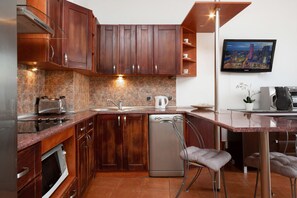 Micro-ondes, lave-vaisselle, cafetière/bouilloire