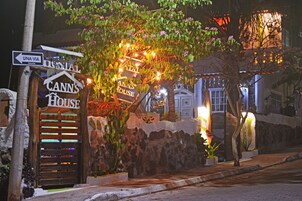 Fachada da propriedade à noite