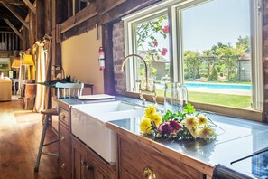 Réfrigérateur, micro-ondes, lave-vaisselle, chaise haute