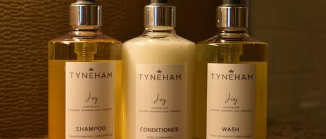 Trois flacons d’huiles essentielles TYNEHAM Joy : shampooing, après-shampooing et gel lavant.