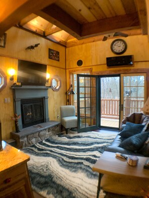 Smart TV, fireplace, stereo - Relax and get away in the tree tops in our Eagle's Nest Tree House (Shenandoah)