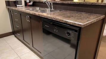 JÀÀkaappi, mikroaaltouuni, uuni, liesi