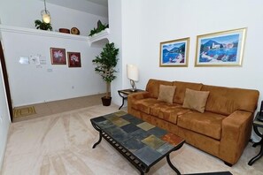 独立别墅 | 客厅 | 平板电视、DVD 播放器、桌上足球