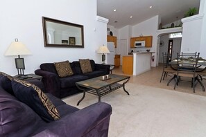 独立别墅 | 客厅 | 平板电视、DVD 播放器、桌上足球