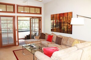 Apartment | Living room | Flat-screen TV, fireplace - Cottage Grove Holiday Home (Orlando)