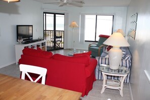 Appartement | Woonkamer | Een flatscreentelevisie, een open haard, een dvd-speler en speelgoed