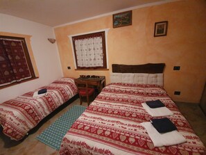 4 bedrooms, iron/ironing board, WiFi, bed sheets