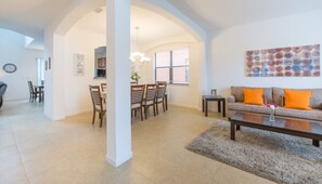 Télévision à écran plat, lecteur de DVD