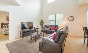 獨棟房屋 | 客廳 | 平面電視、 DVD 播放機