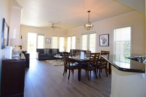 Kondominium | Ruang keluarga | TV layar datar dan pemutar DVD