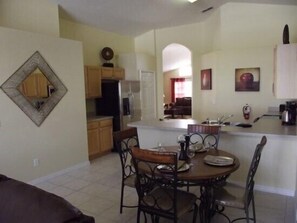 Talo | Yksityinen keittiö | Jääkaappi, mikroaaltouuni, uuni, astianpesukone