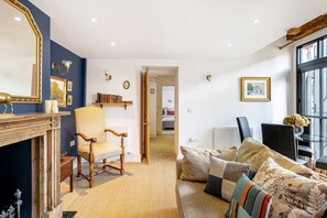 Deluxe Studio Suite, Multiple Beds, Non Smoking, Courtyard View | Living room