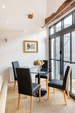 Suite studio Deluxe, Plusieurs lits, non-fumeur, vue sur la cour intérieure | Repas dans la chambre