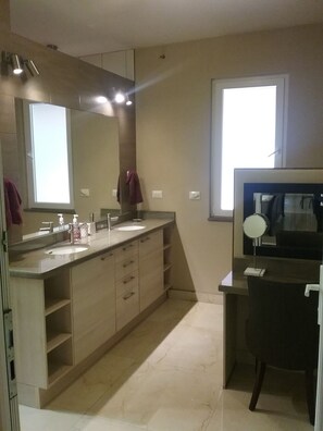 Shower, towels, soap, shampoo - Beachfront Nature Rentals-Ocean/Pacific Beachfront Studio- 425 SQ. feet (Torio)