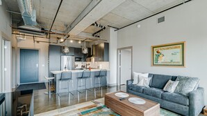 Un apartamento moderno con cocina, comedor y sala de estar.