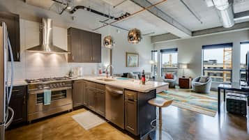 Réfrigérateur, four à micro-ondes, un four, surface de cuisson