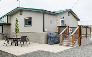 Outdoor dining - Shoshone Canyon House- Great Location, Canyon Views (Cody)