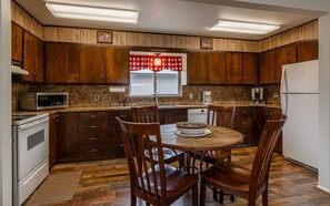 Fridge, microwave, oven, stovetop - Shoshone Canyon House- Great Location, Canyon Views (Cody)