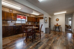 Dining - Shoshone Canyon House- Great Location, Canyon Views (Cody)