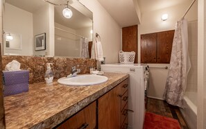 Combined shower/tub, hair dryer, towels