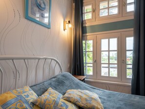 2 bedrooms, iron/ironing board, travel cot, free WiFi