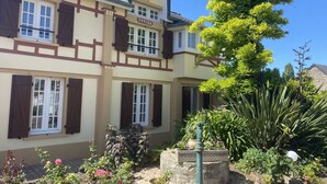 A two-story building with a sign reading "TYTISA". - Cosy apartment in villa for 4 guests with WIFI, TV, terrace, pets allowed and panoramic view (Barneville-carteret)