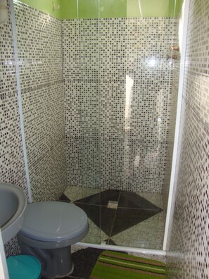 Een douche, toiletpapier