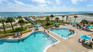Un complexe hôtelier doté de plusieurs piscines, d’un accès à la plage et offrant une vue sur l’océan.