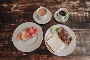 Petit déjeuner continental (8000 COP par personne)
