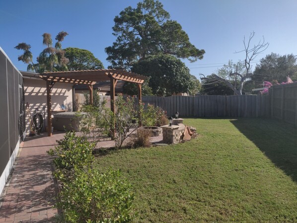 Property grounds - Pool Home close to Siesta Key # 1 beach and Downtown. (Sarasota)