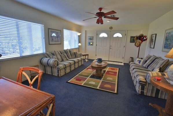 하우스 | 거실 | 평면 TV, 벽난로