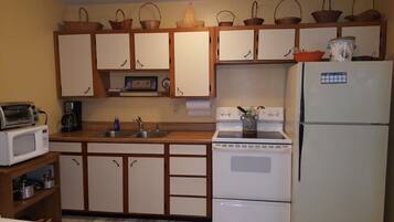 Casa | Cocina privada | Refrigerador, microondas, horno y lavavajillas