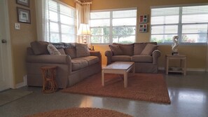 ハウス | リビングルーム | 薄型テレビ、DVD プレーヤー