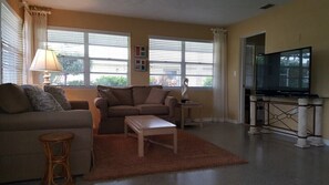 House | Living room | Flat-screen TV, DVD player
