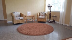 ハウス | リビングルーム | 薄型テレビ、DVD プレーヤー