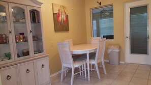 ハウス | 専用キッチン | 冷蔵庫、電子レンジ、オーブン、食器洗い機