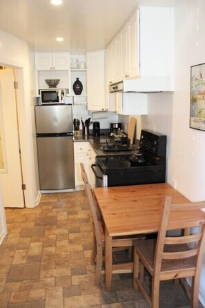 Apartment | Private kitchen | Coffee/tea maker, fridge, microwave, oven - Inner Sunset Studio (San Francisco)