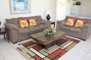 Villa | Living room | Flat-screen TV, DVD player - Tov504 (Davenport)
