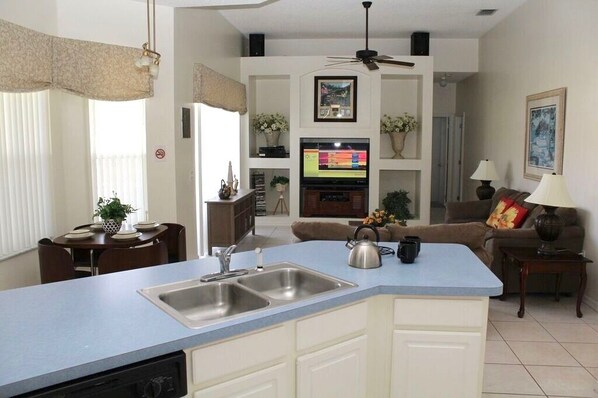 Villa | Living room | Flat-screen TV, DVD player - Tov504 (Davenport)