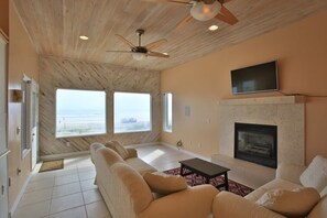 Rumah | Ruang keluarga | TV layar datar dan perapian